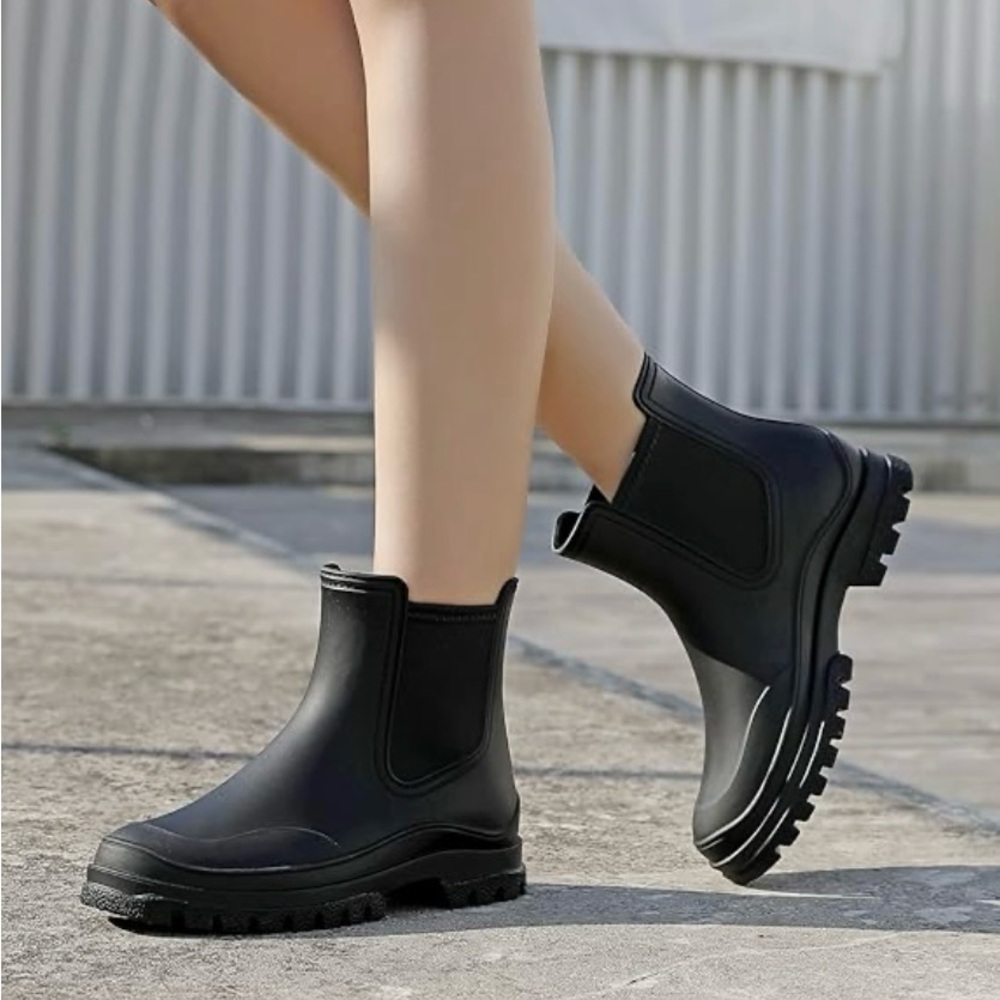 NWOB! Women Rain Boots - Picture 8 of 9
